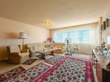 Wohnzimmer 3-Zimmer Wohnung mit Tiefgaragenstellplatz und Balkon