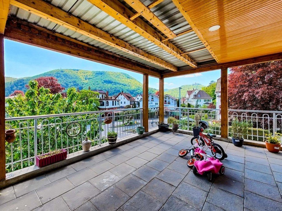 �berdachter Balkon Obergeschoss Mehrfamilienhaus Bad Urach