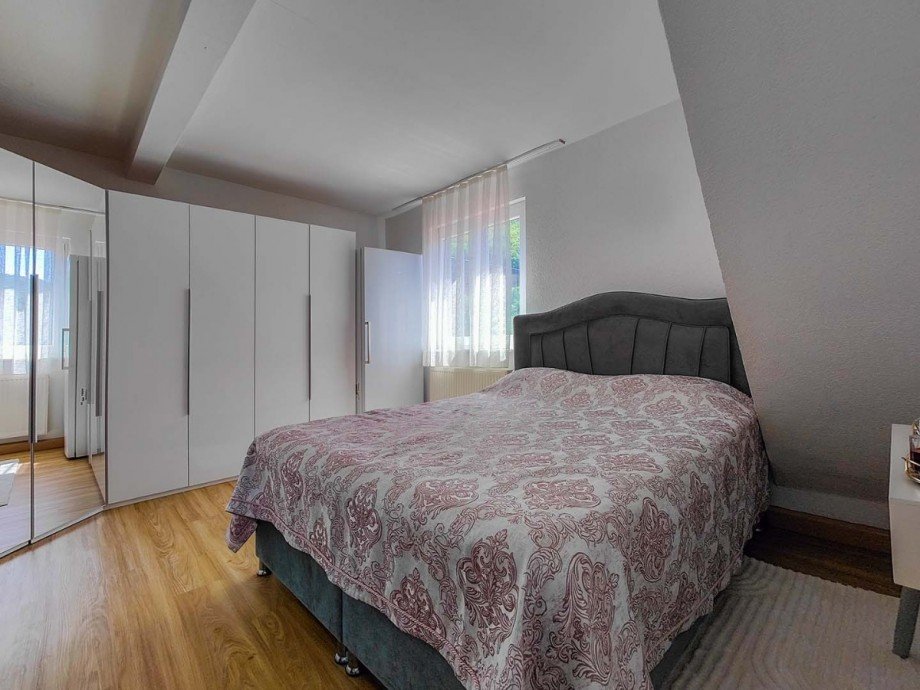Schlafzimmer Dachgeschoss Mehrfamilienhaus Bad Urach