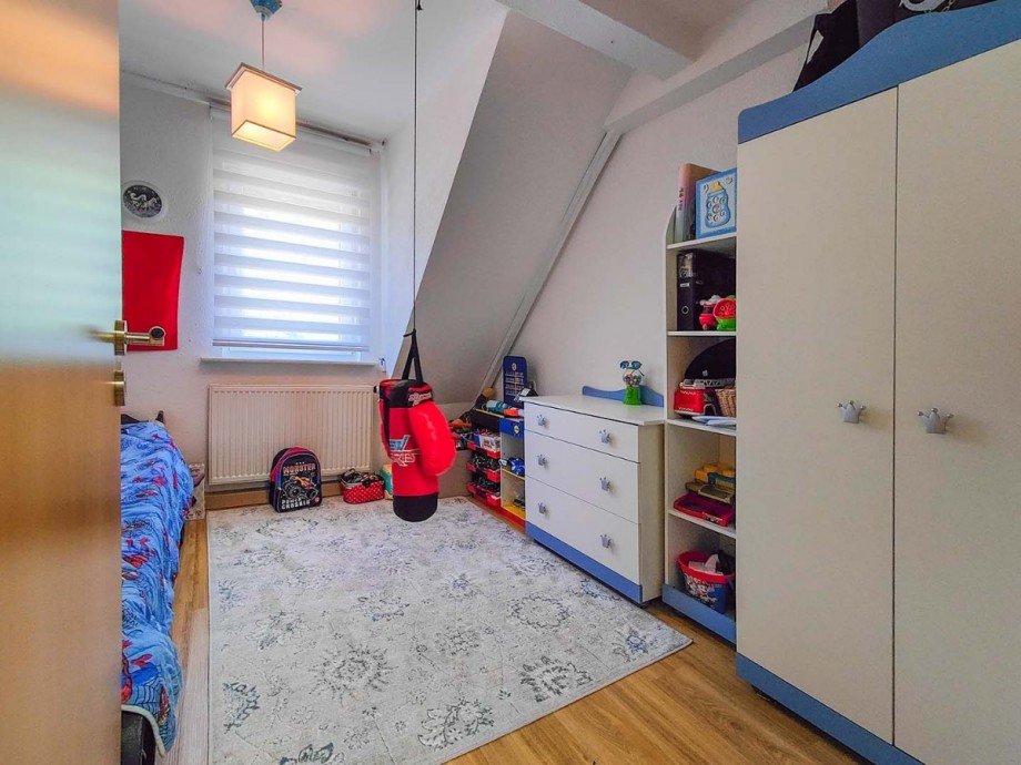 Kinderzimmer Dachgeschoss Mehrfamilienhaus Bad Urach