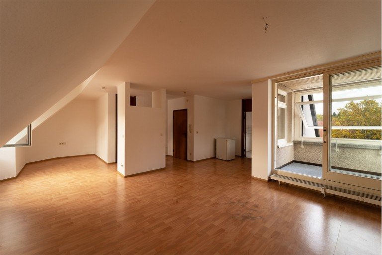 Wohn- Essbereich, links hinten befindet sich die Schlafnische Pfullingen Dachgeschosswohnung Dachgeschosswohnung in Pfullingen inkl. Tiefgaragenstellplatz