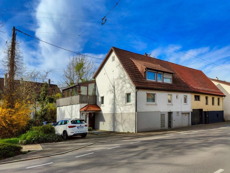Au�enansicht Metzingen - Neuhausen Reihenendhaus Reihenendhaus in Metzingen Neuhausen direkt an der Erms gelegen.