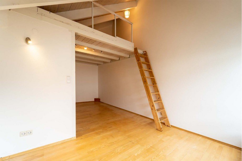 Kinderzimmer 1 mit Treppe zur Schlafnische Wohnung B�blingen